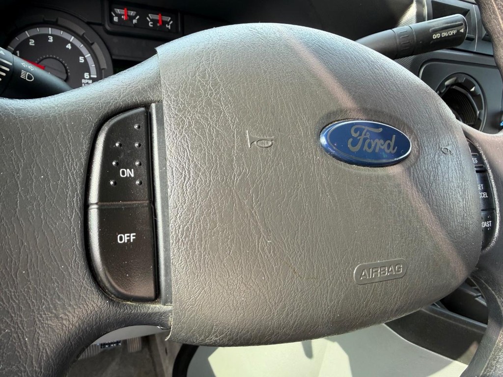 Ford E-250 Cargo Van Vehicle Full-screen Gallery Image 26