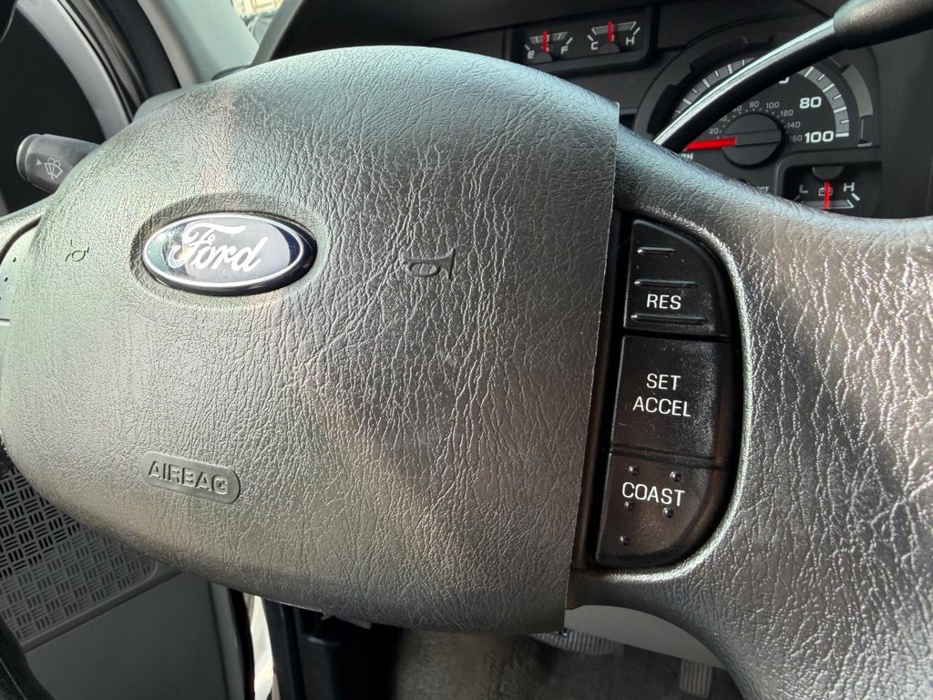 Ford E-250 Cargo Van Vehicle Full-screen Gallery Image 27