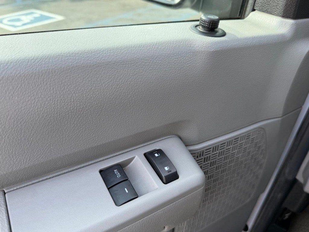 Ford E-250 Cargo Van Vehicle Full-screen Gallery Image 28