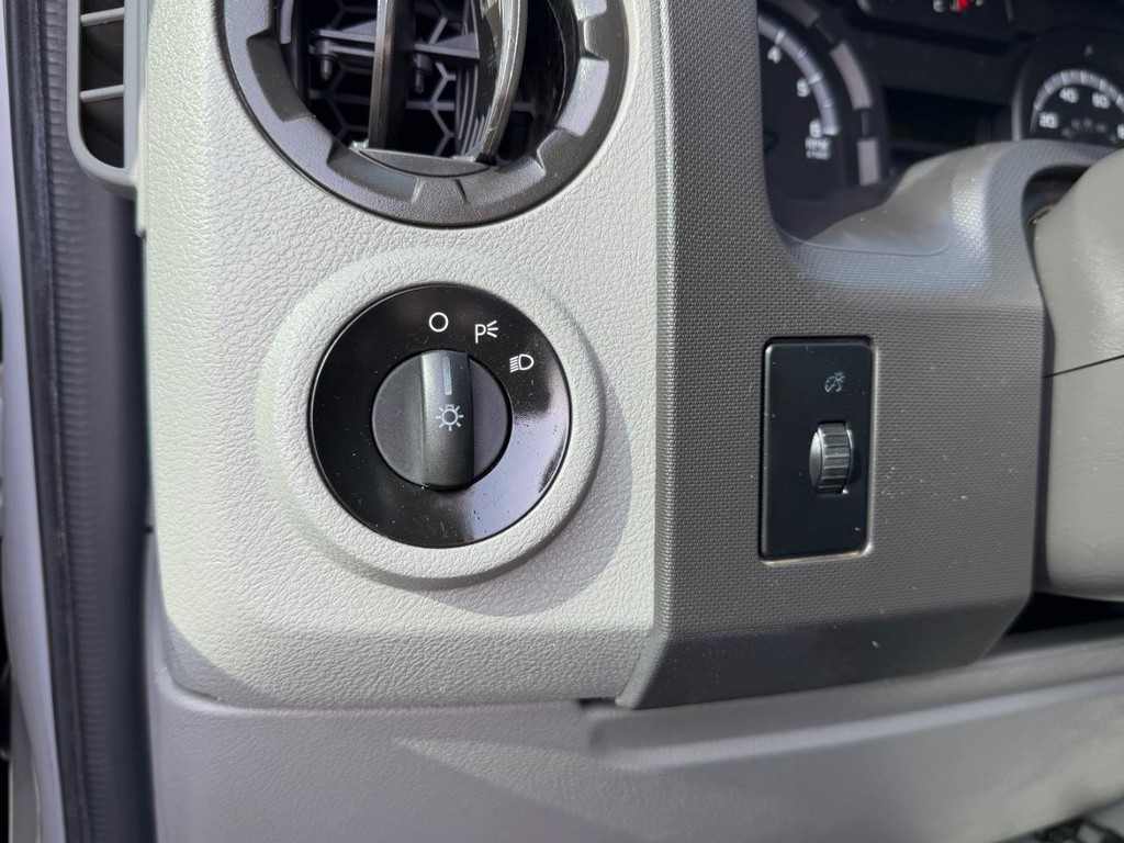 Ford E-250 Cargo Van Vehicle Full-screen Gallery Image 29