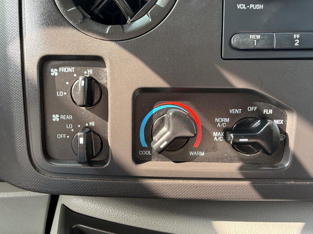 Ford E-250 Cargo Van Vehicle Full-screen Gallery Image 30