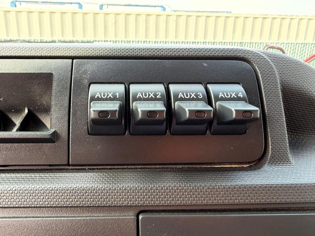 Ford E-250 Cargo Van Vehicle Full-screen Gallery Image 31