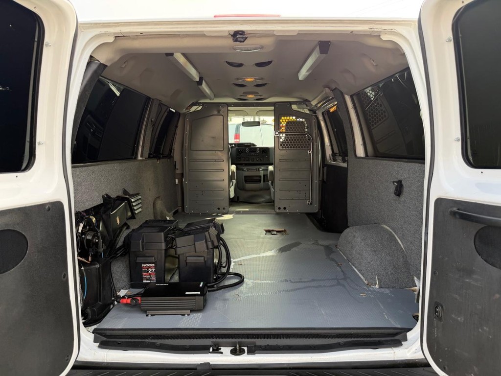 Ford E-250 Cargo Van Vehicle Full-screen Gallery Image 32