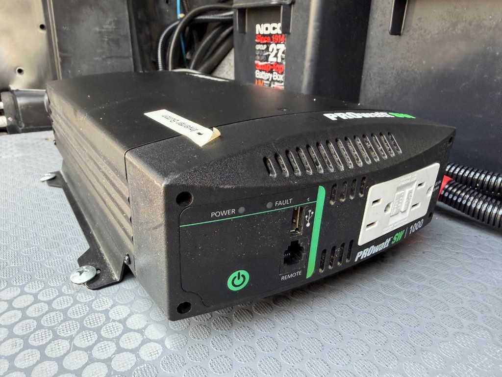 Ford E-250 Cargo Van Vehicle Full-screen Gallery Image 35