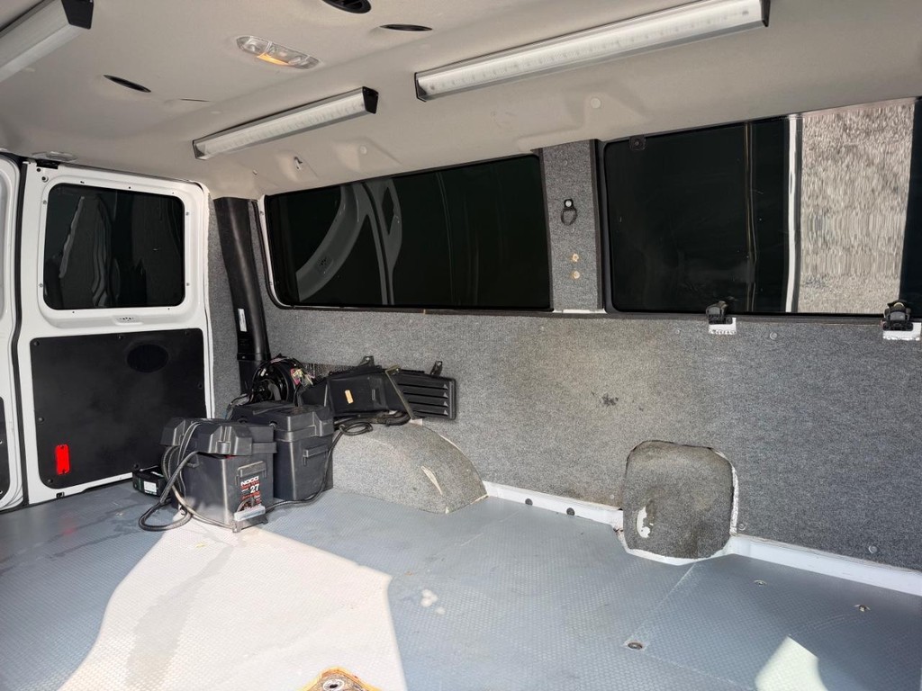 Ford E-250 Cargo Van Vehicle Full-screen Gallery Image 37