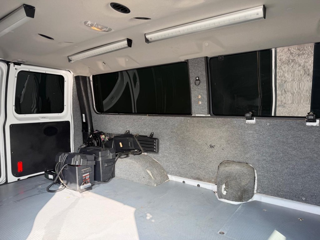 Ford E-250 Cargo Van Vehicle Full-screen Gallery Image 38