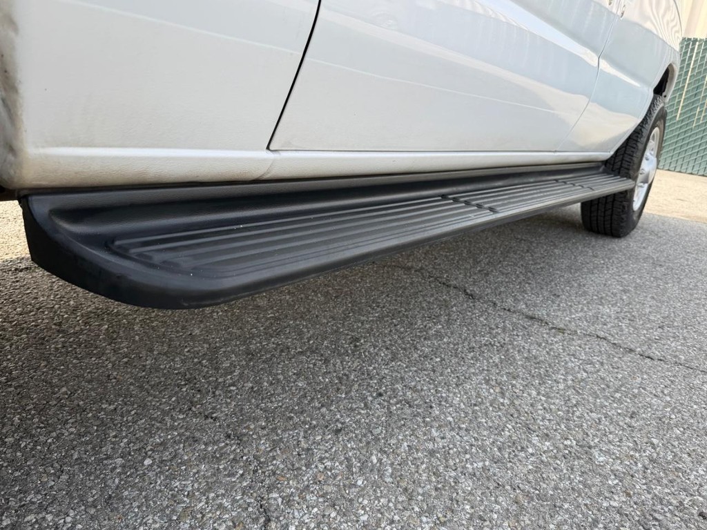 Ford E-250 Cargo Van Vehicle Full-screen Gallery Image 40