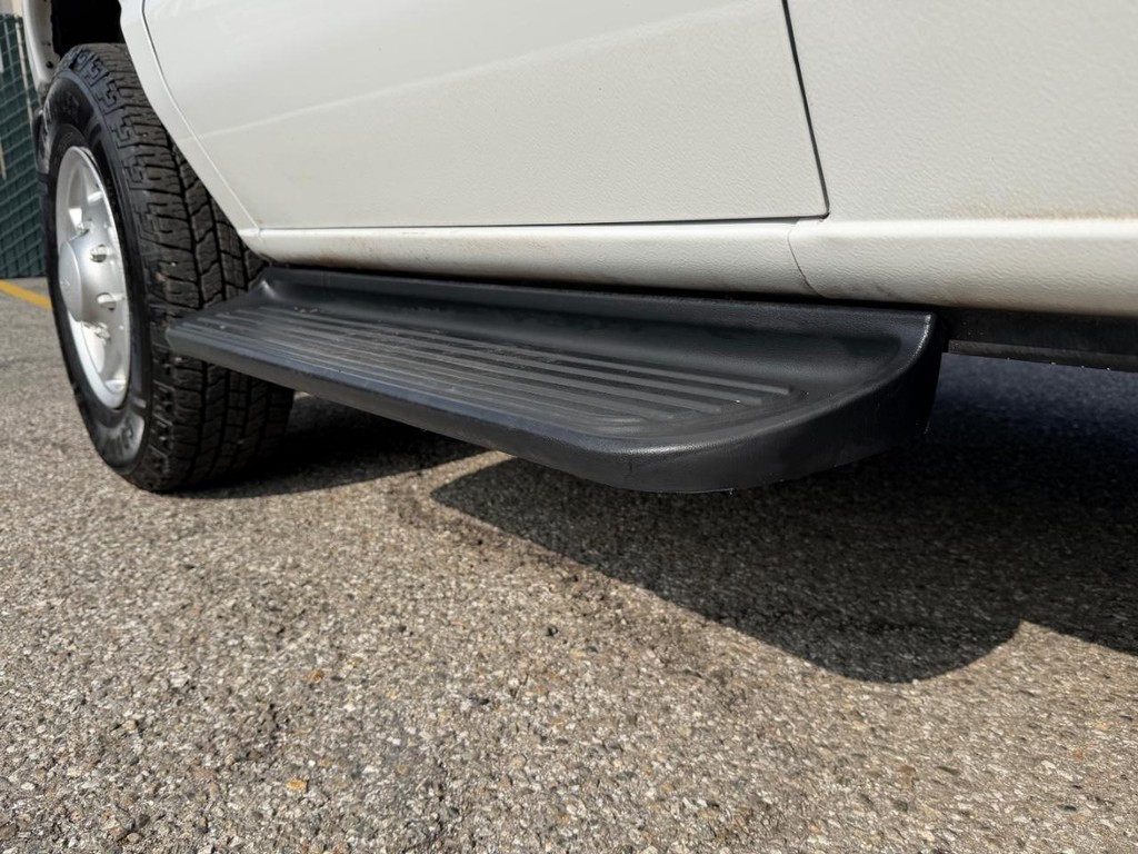 Ford E-250 Cargo Van Vehicle Full-screen Gallery Image 41