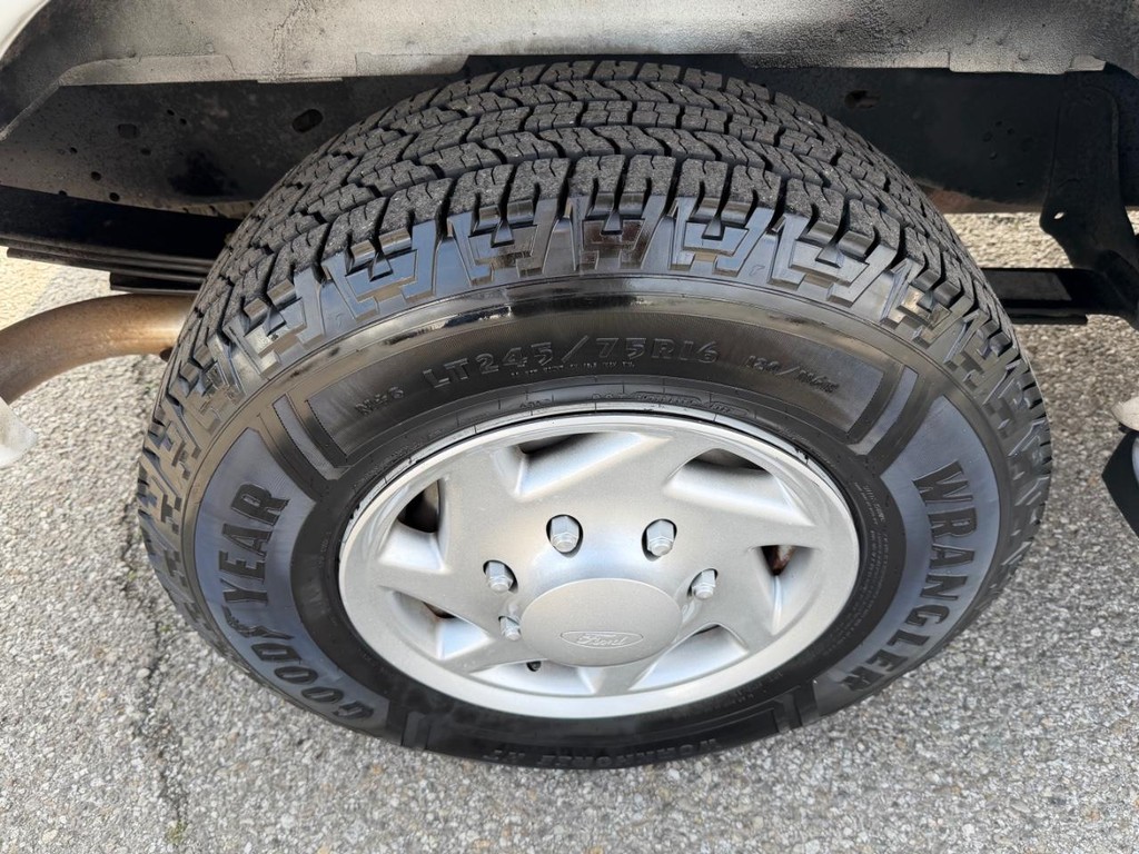 Ford E-250 Cargo Van Vehicle Full-screen Gallery Image 44