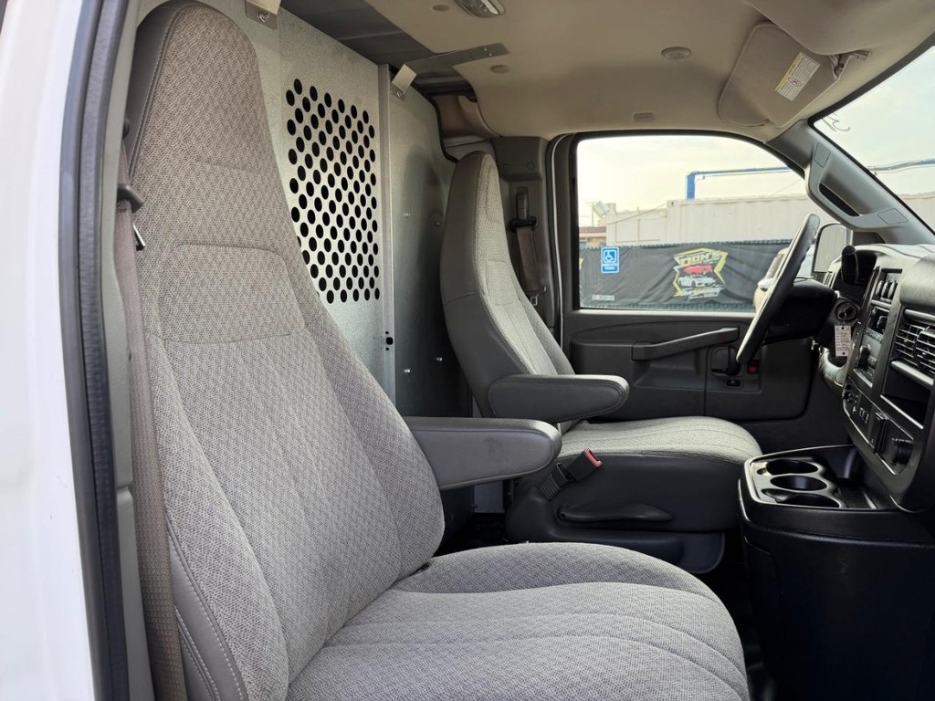 Chevrolet Express 2500 Vehicle Full-screen Gallery Image 23