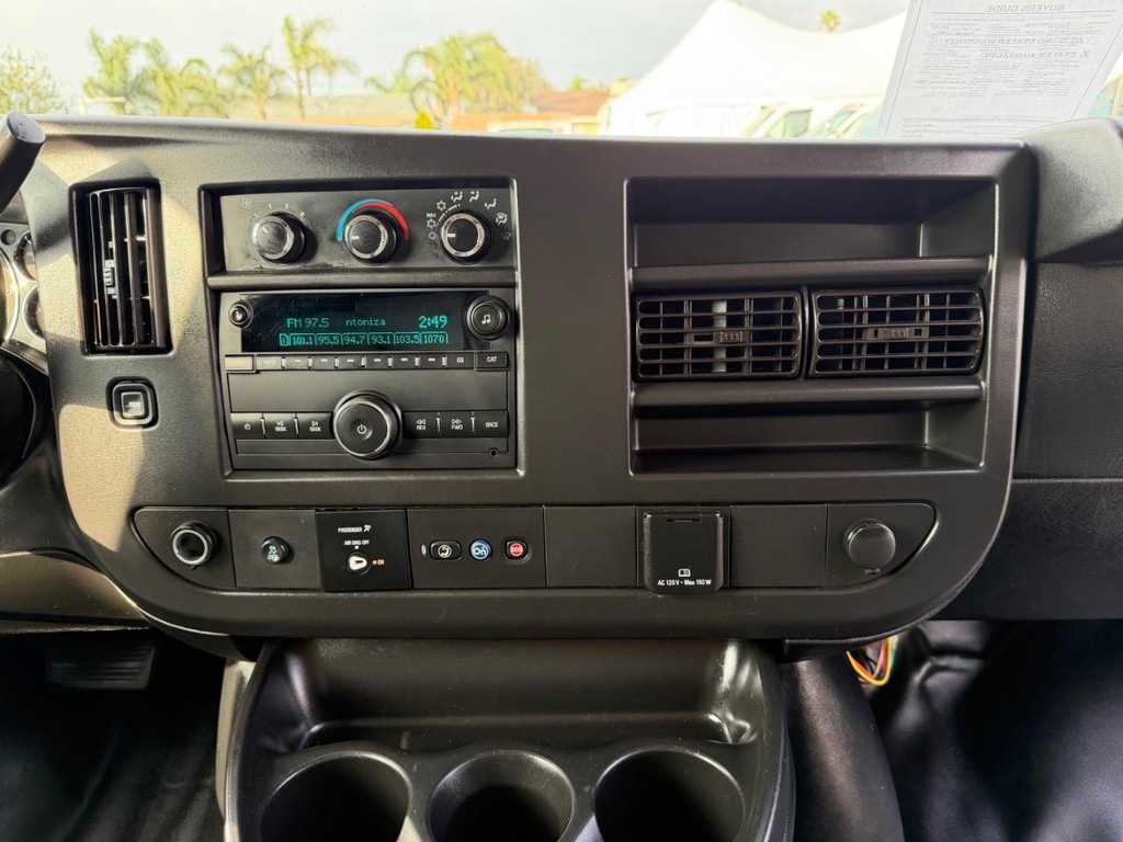 Chevrolet Express 2500 Vehicle Full-screen Gallery Image 25