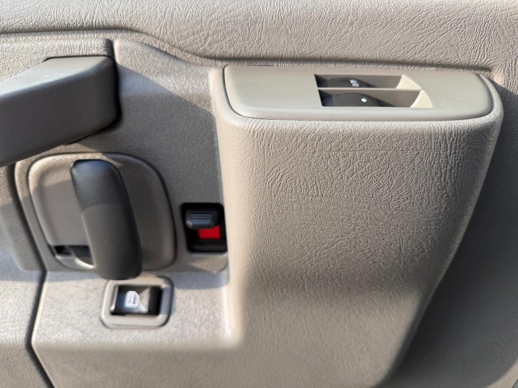 Chevrolet Express 2500 Vehicle Full-screen Gallery Image 27