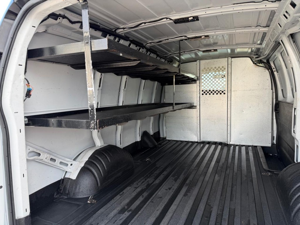 Chevrolet Express 2500 Vehicle Full-screen Gallery Image 31