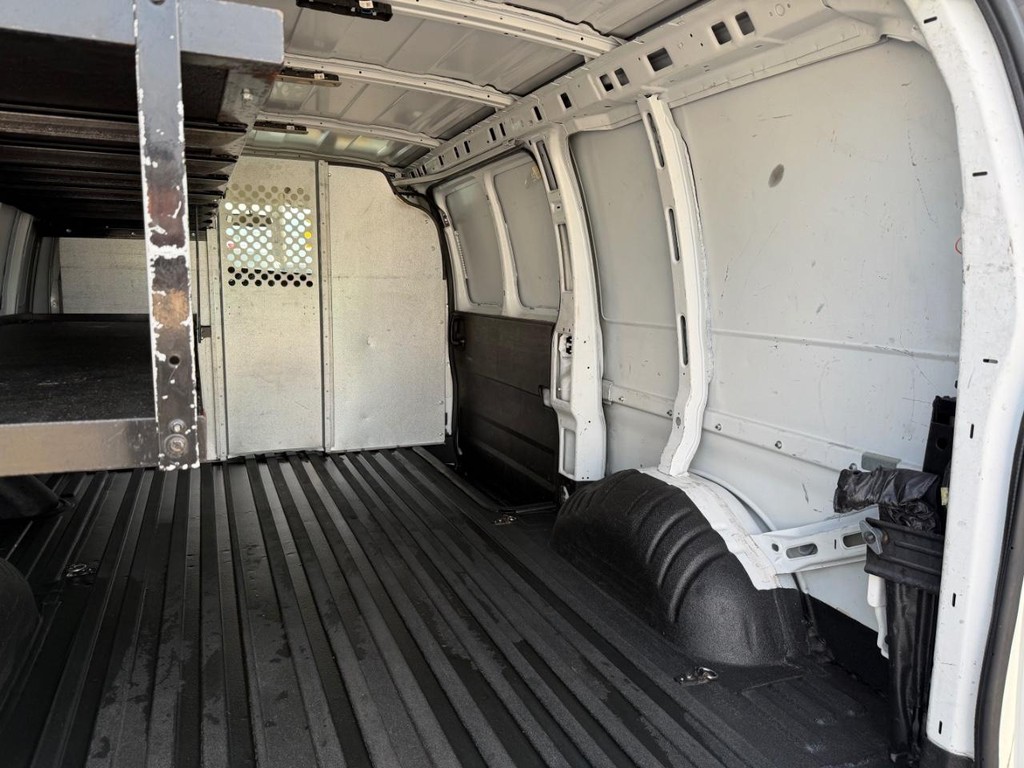 Chevrolet Express 2500 Vehicle Full-screen Gallery Image 32