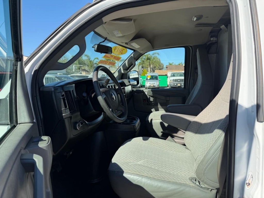 Chevrolet Express 2500 Vehicle Full-screen Gallery Image 18