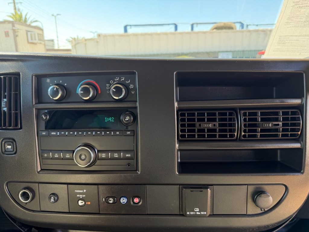 Chevrolet Express 2500 Vehicle Full-screen Gallery Image 23