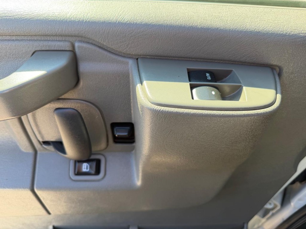 Chevrolet Express 2500 Vehicle Full-screen Gallery Image 25