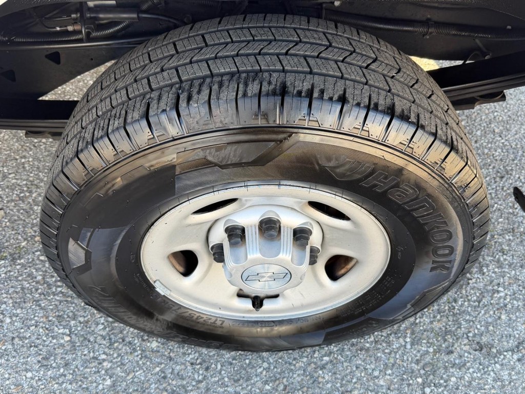 Chevrolet Express 2500 Vehicle Full-screen Gallery Image 30