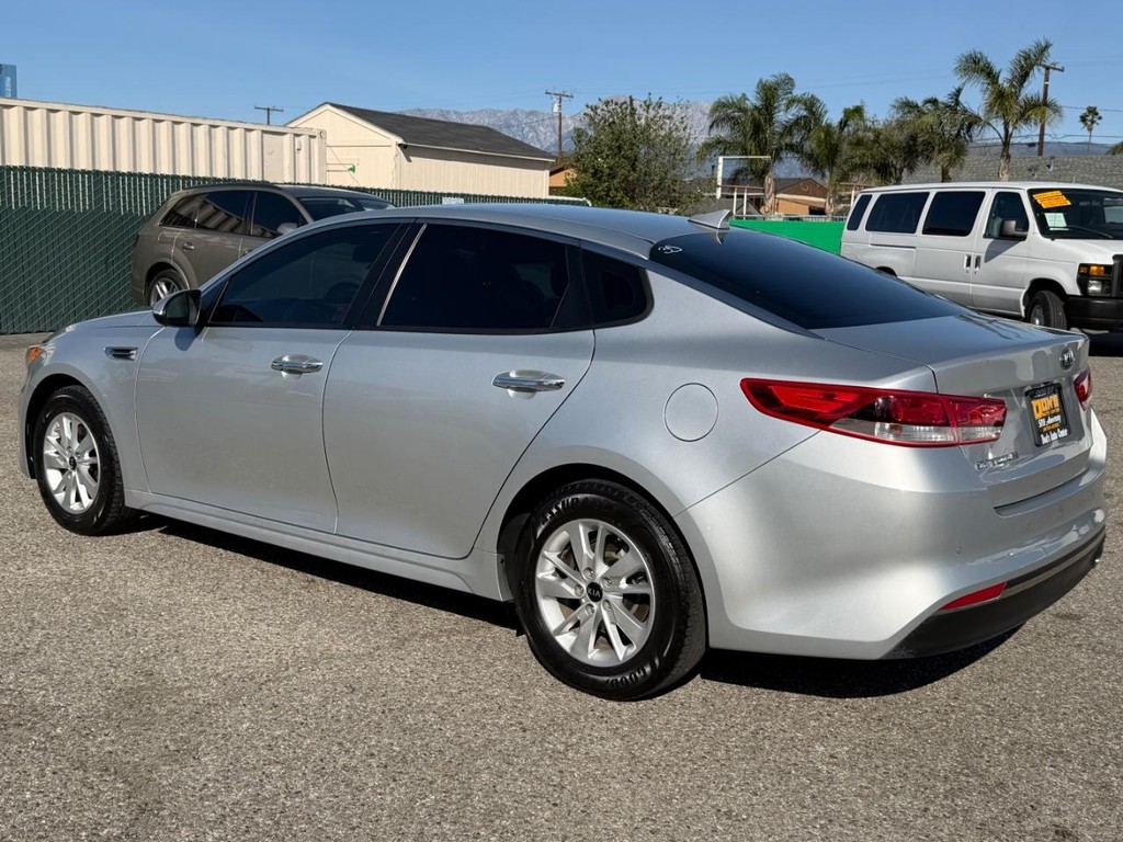 Kia Optima Vehicle Full-screen Gallery Image 09