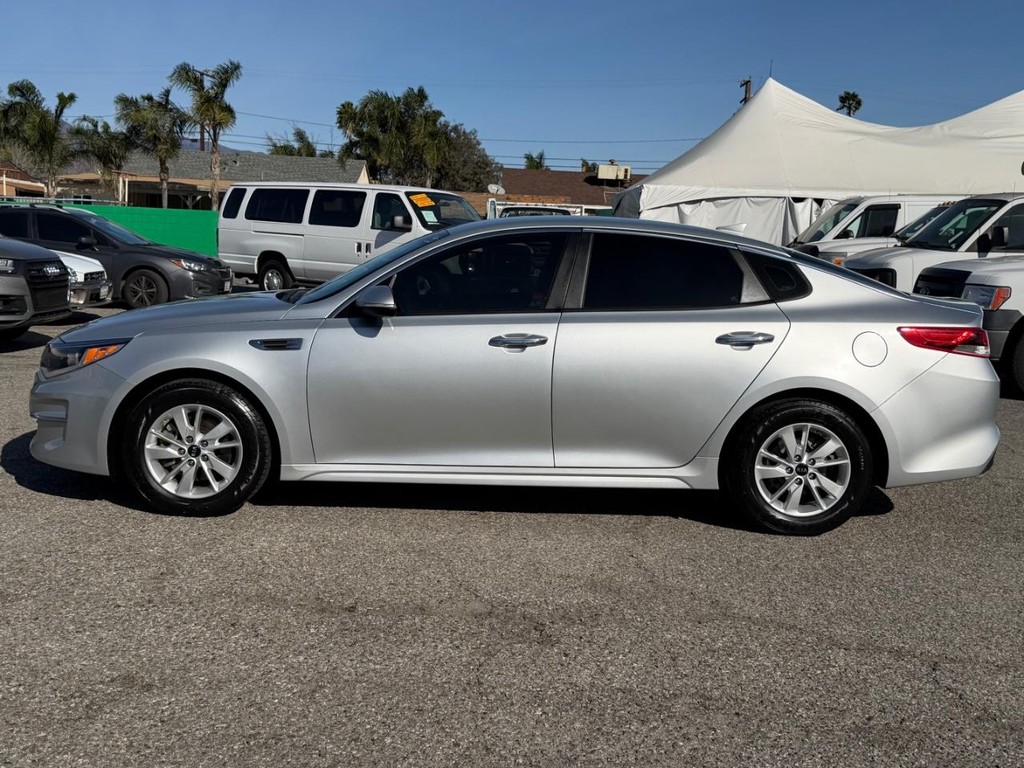 Kia Optima Vehicle Full-screen Gallery Image 11