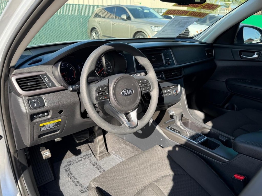 Kia Optima Vehicle Full-screen Gallery Image 16