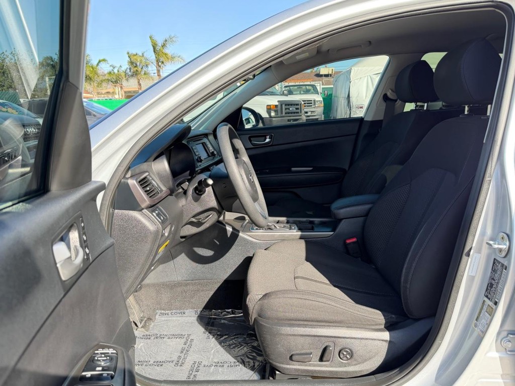 Kia Optima Vehicle Full-screen Gallery Image 17