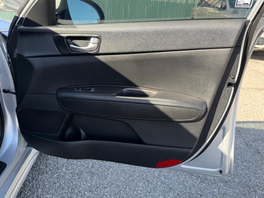 Kia Optima Vehicle Full-screen Gallery Image 19