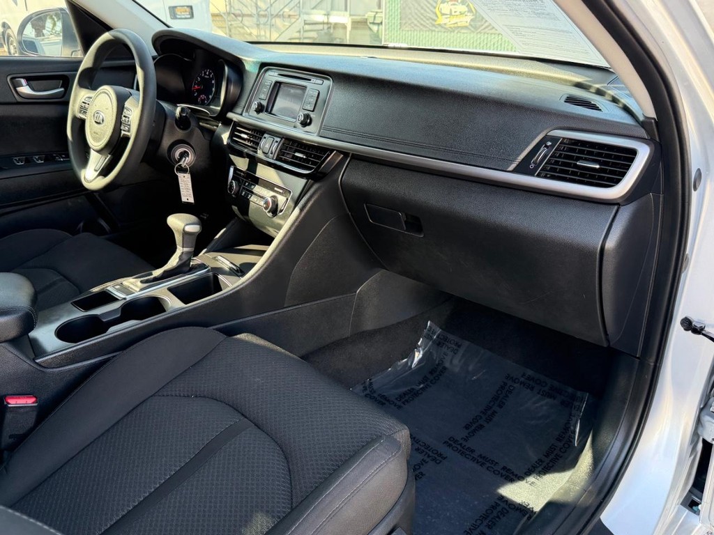 Kia Optima Vehicle Full-screen Gallery Image 20