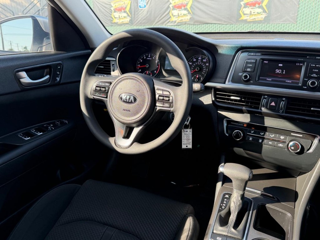 Kia Optima Vehicle Full-screen Gallery Image 24