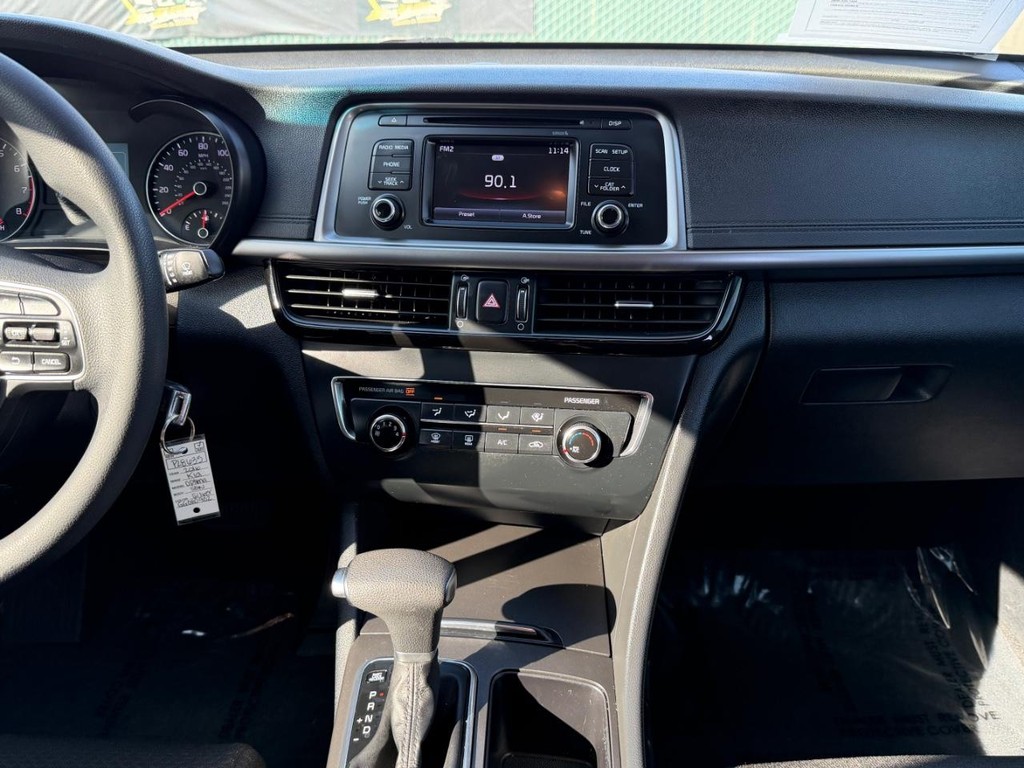 Kia Optima Vehicle Full-screen Gallery Image 25