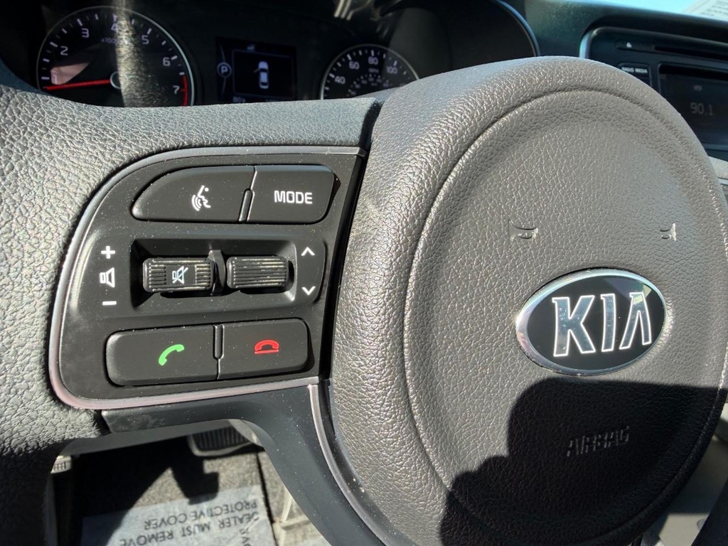 Kia Optima Vehicle Full-screen Gallery Image 28