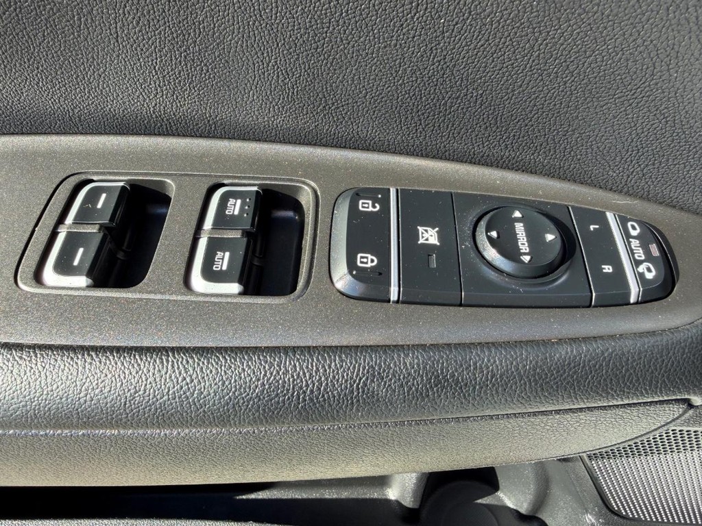 Kia Optima Vehicle Full-screen Gallery Image 31