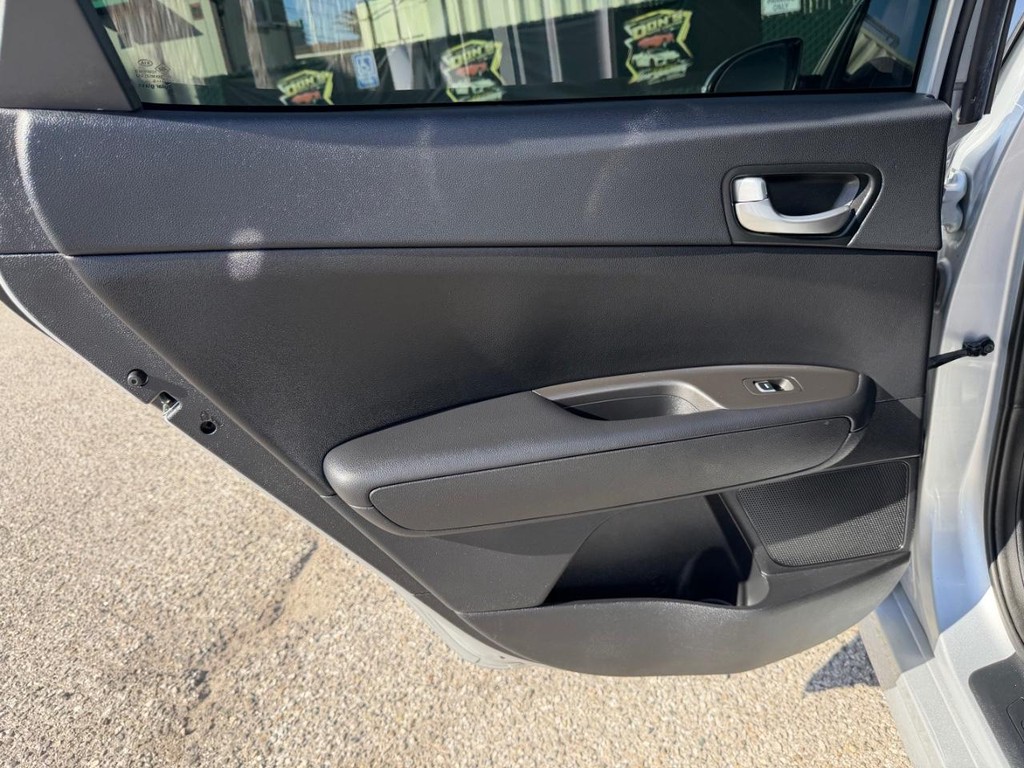 Kia Optima Vehicle Full-screen Gallery Image 37