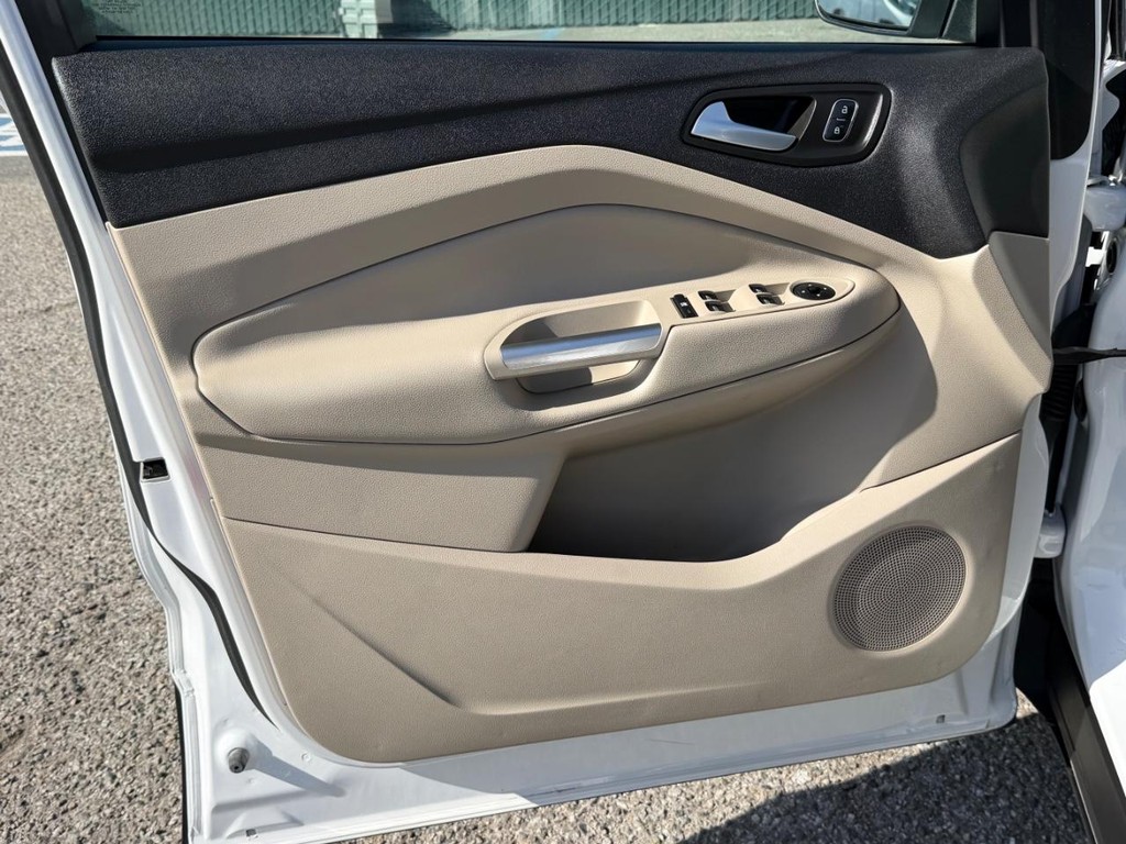 Ford Escape Vehicle Full-screen Gallery Image 15