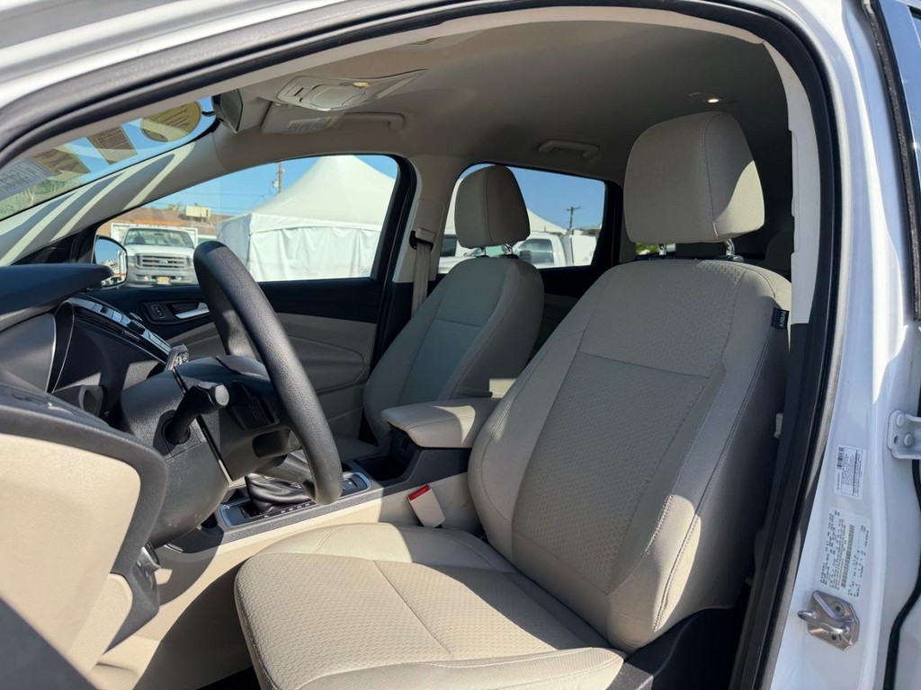 Ford Escape Vehicle Full-screen Gallery Image 18