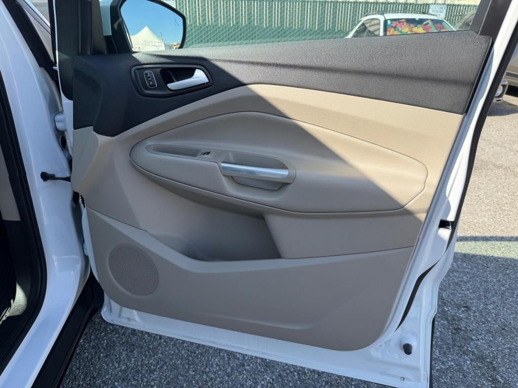 Ford Escape Vehicle Full-screen Gallery Image 19