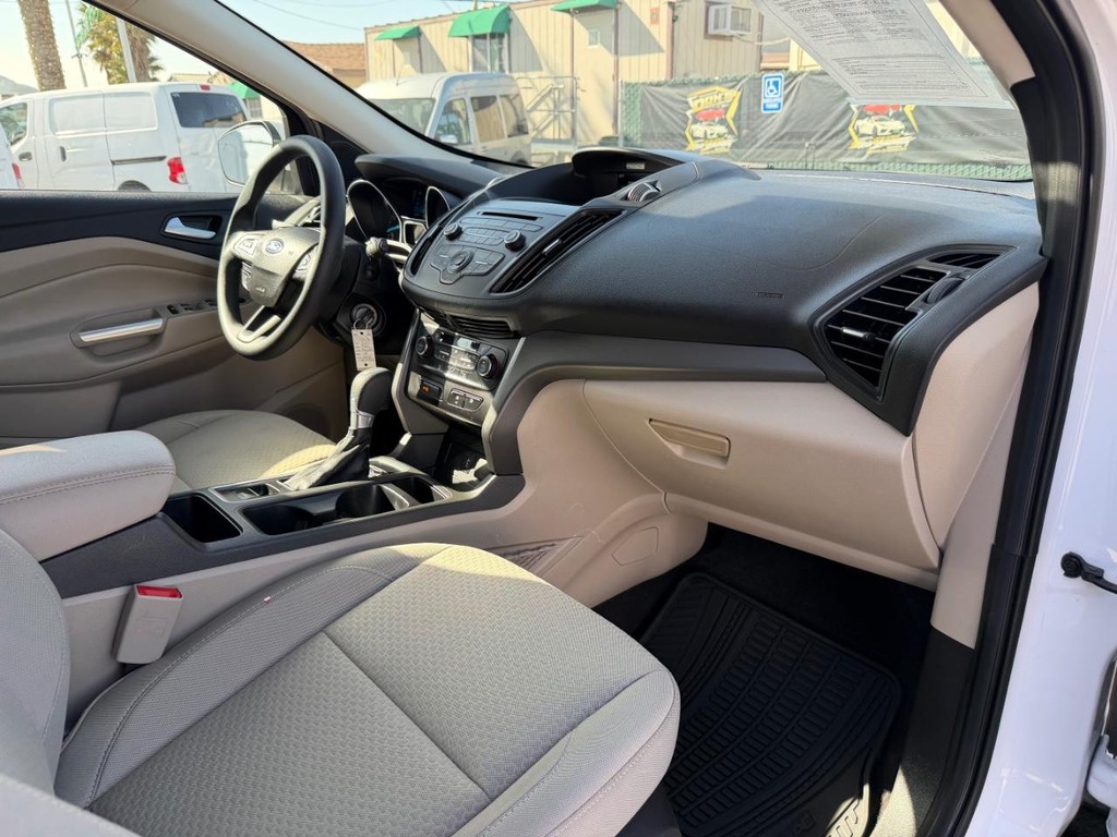 Ford Escape Vehicle Full-screen Gallery Image 20