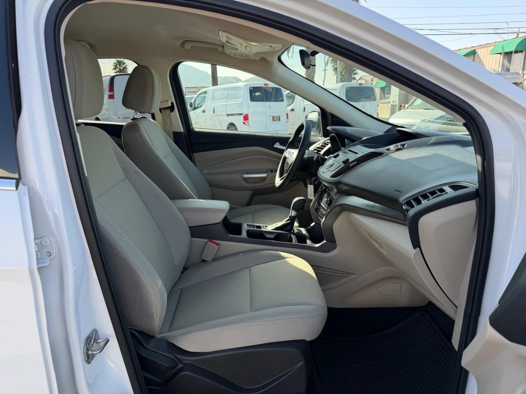 Ford Escape Vehicle Full-screen Gallery Image 21