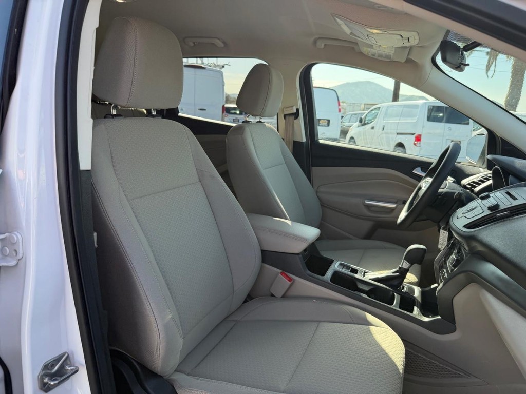 Ford Escape Vehicle Full-screen Gallery Image 22