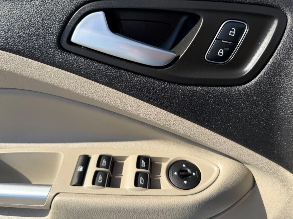 Ford Escape Vehicle Full-screen Gallery Image 30