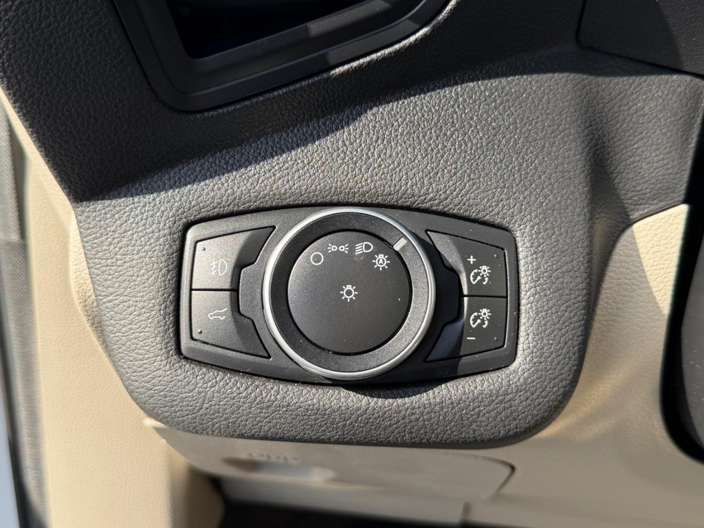 Ford Escape Vehicle Full-screen Gallery Image 31