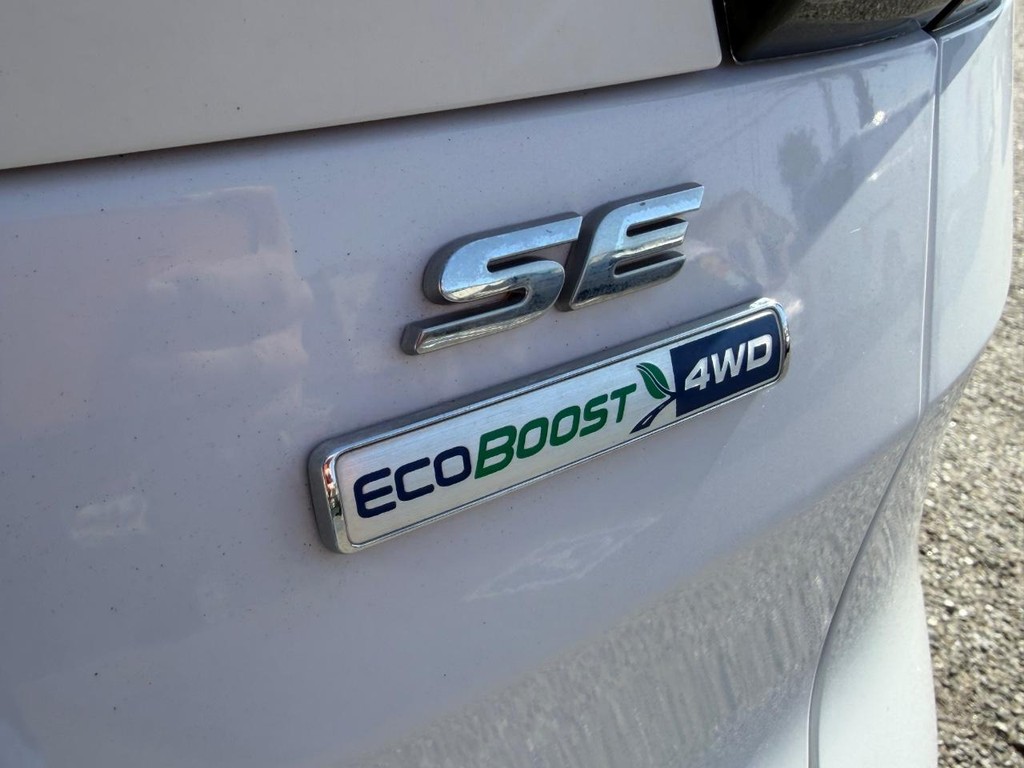 Ford Escape Vehicle Full-screen Gallery Image 41