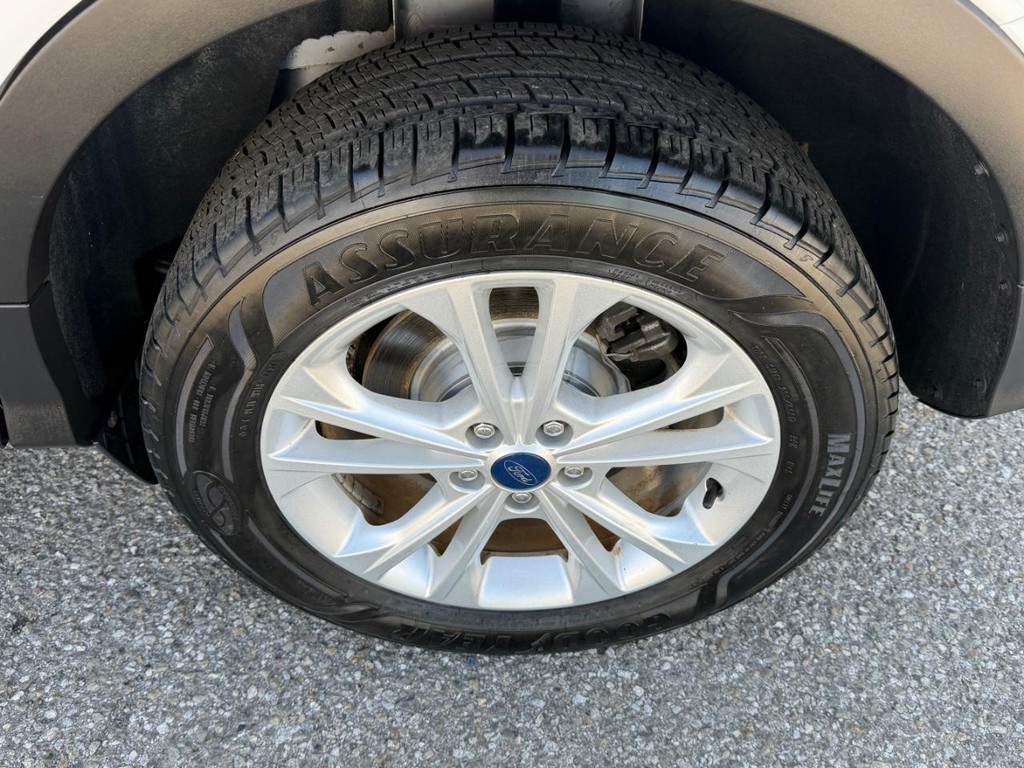 Ford Escape Vehicle Full-screen Gallery Image 42