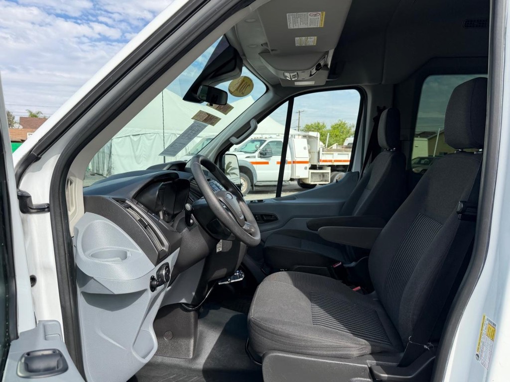 Ford Transit 350 Vehicle Full-screen Gallery Image 17