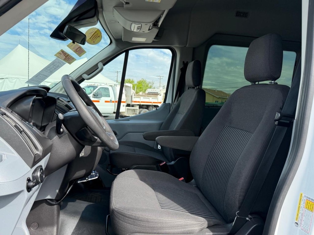 Ford Transit 350 Vehicle Full-screen Gallery Image 18