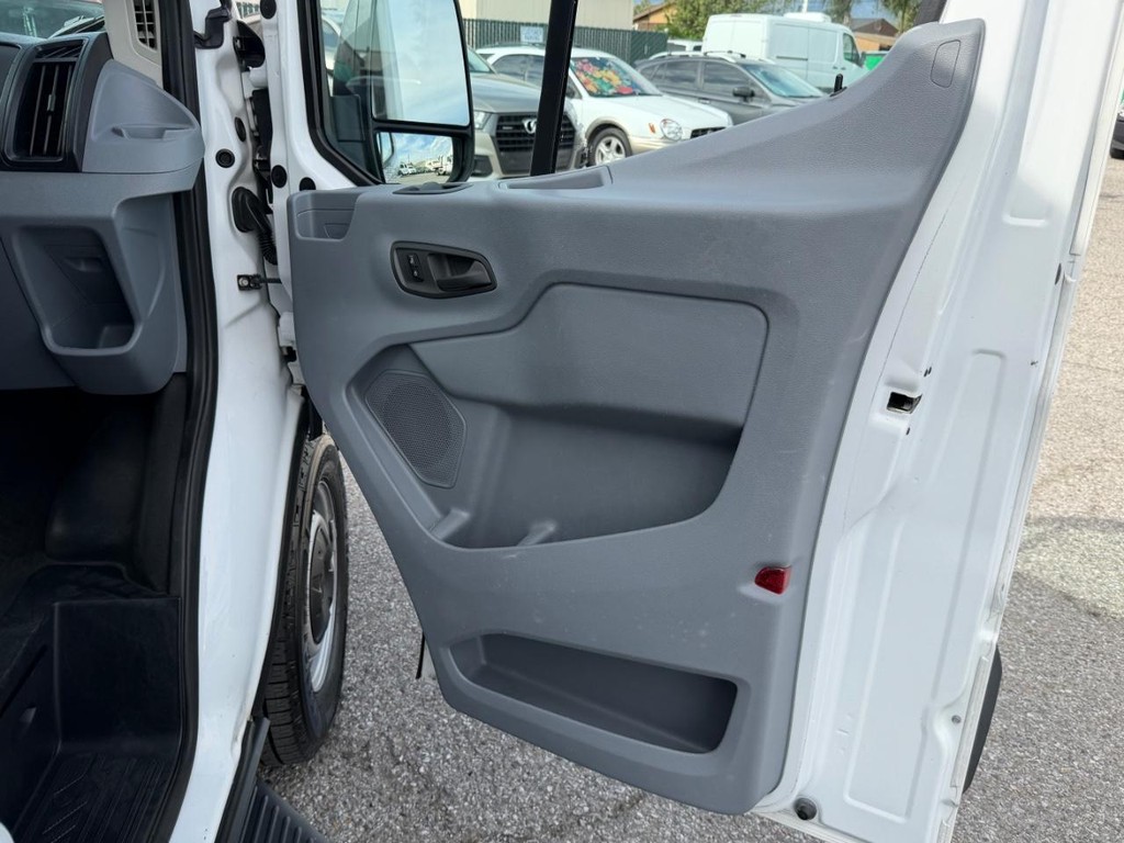 Ford Transit 350 Vehicle Full-screen Gallery Image 19