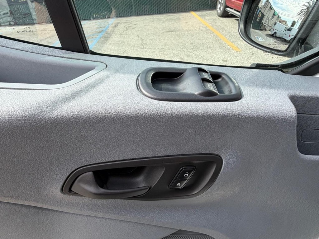 Ford Transit 350 Vehicle Full-screen Gallery Image 31