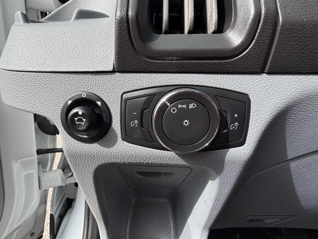 Ford Transit 350 Vehicle Full-screen Gallery Image 32
