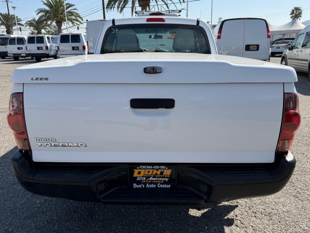 Toyota Tacoma Vehicle Full-screen Gallery Image 08