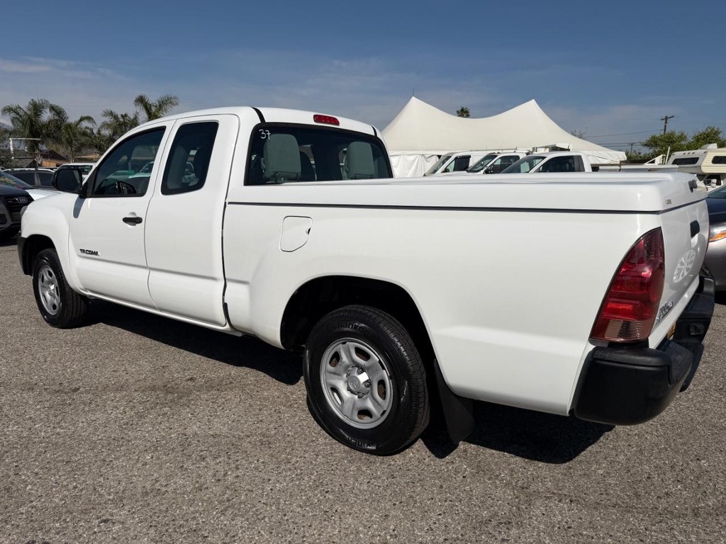 Toyota Tacoma Vehicle Full-screen Gallery Image 09